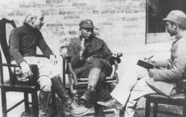 1938年9月25日，聶榮臻同白求恩一起接受廣州《救亡日?qǐng)?bào)》記者葉文津的采訪