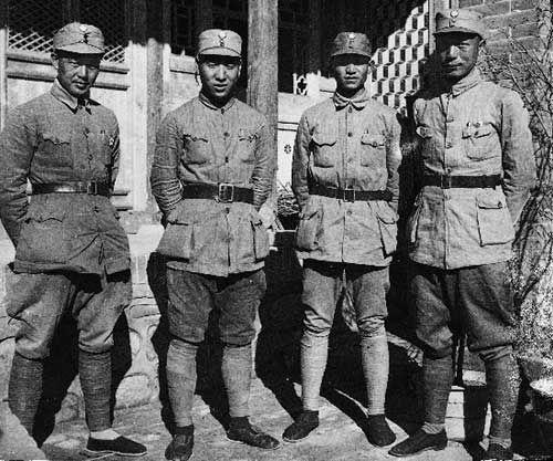 第一一五師師長林彪(左二)、副師長聶榮臻(右一)、參謀長周昆(左一)
